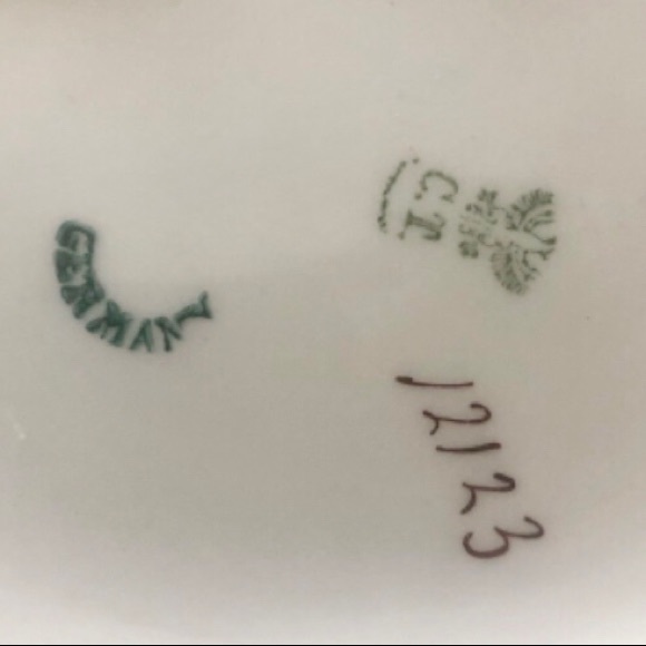 Porcelain Theodore  Haviland Covered Serving Bowl. - Picture 7 of 7